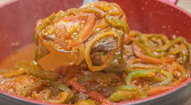 Bife ao molho suculento com cebola, pimentão e tomate