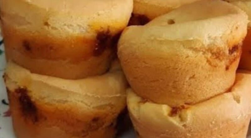 Bolinho de Mandioca Recheado saindo do forno, dourado e apetitoso