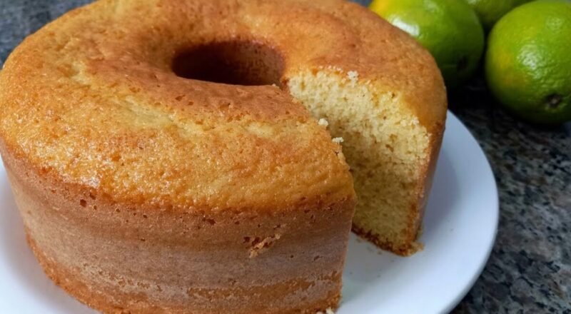 Bolo de laranja fofinho servido em prato branco