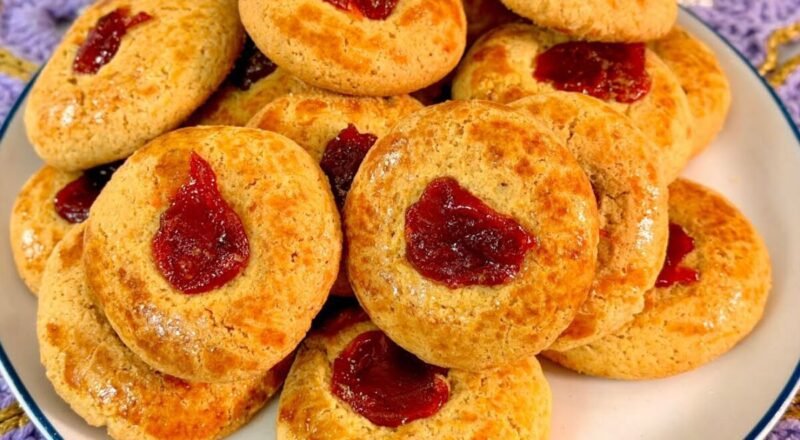 Broa de fubá macia com goiabada em cubinhos