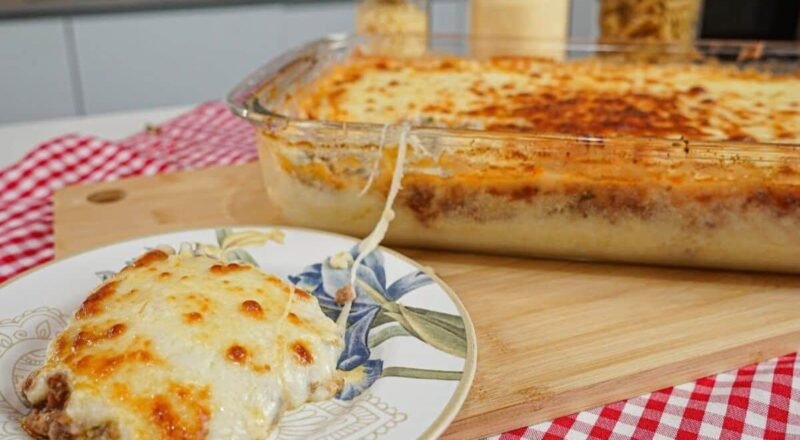 Escondidinho de carne moída gratinado com purê de batata e mussarela
