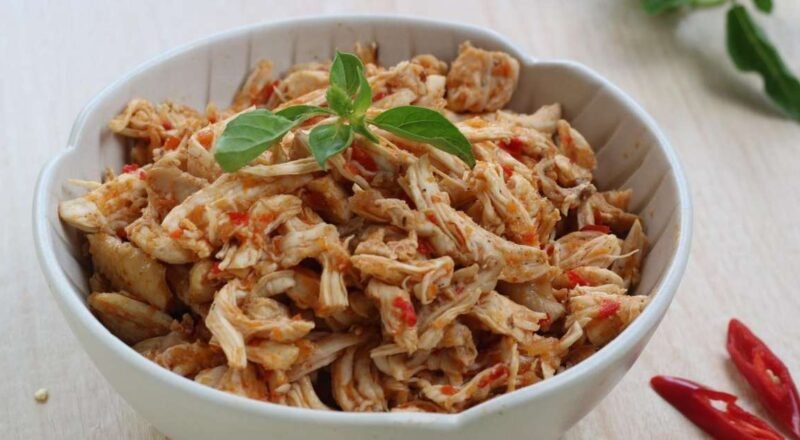 Frango desfiado suculento preparado com temperos e caldo