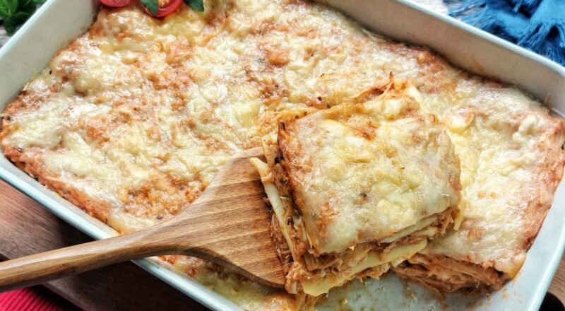 Lasanha de Frango com Queijo quentinha e deliciosa