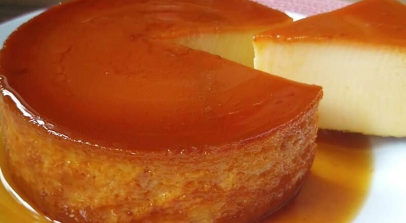 Pudim de caneca cremoso com calda de caramelo