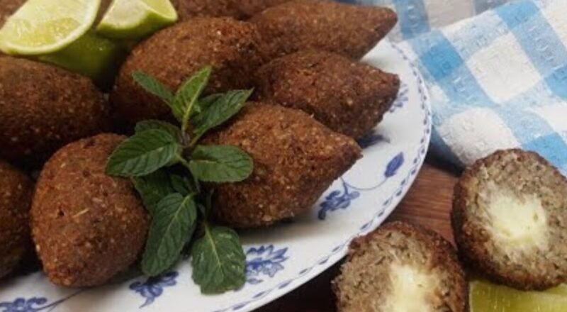 Quibe recheado com requeijão crocante em um prato azul