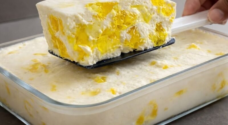 Sobremesa de abacaxi em uma taça decorada com pedaços de abacaxi fresco