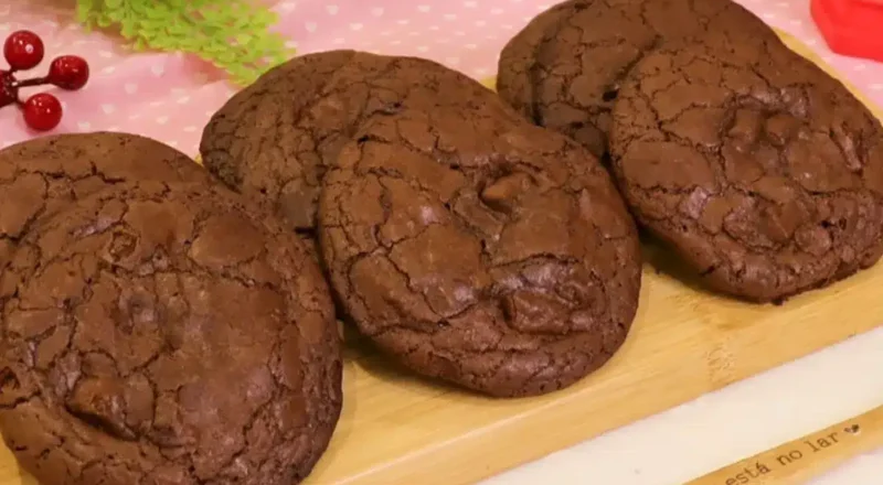 Biscoitos de brownie super chocolatudo e molhadinho prontos para serem servidos em um prato