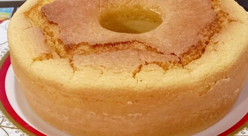 Bolo de Flocão Cremoso ao lado de uma xícara de café quentinho