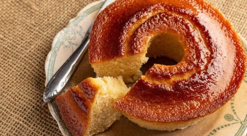 Bolo fofinho saindo do forno, ideal para acompanhar o café da tarde