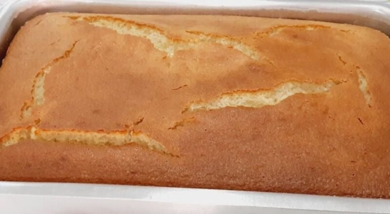 Bolo sem lactose e sem glúten decorado com fatias de banana