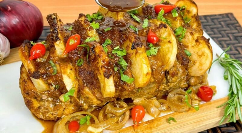 Pernil suíno assado com batatas e temperos, pronto para servir