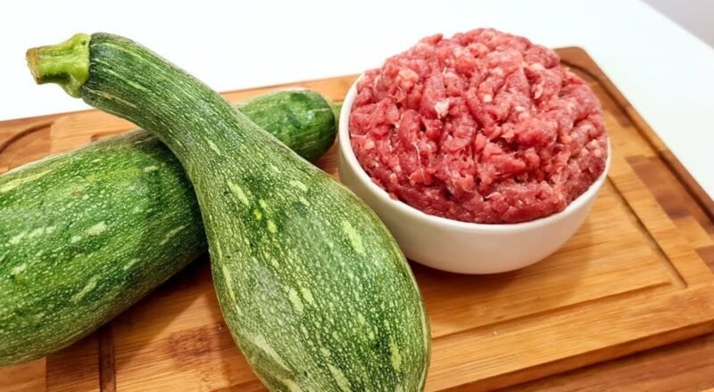 Prato de carne moída com abobrinha, ovos cozidos e cheiro verde