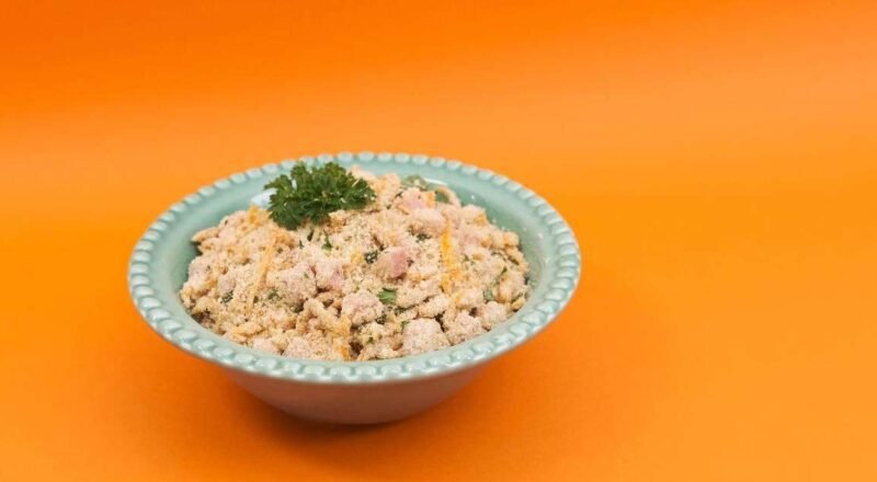 Farofa crocante de cream cracker com bacon servida em um prato