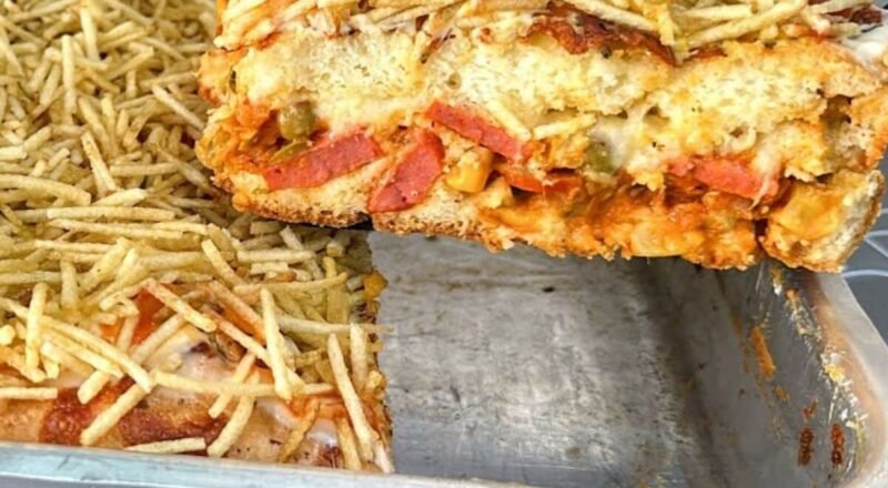 Hot Dog de Forno com queijo derretido e ingredientes frescos ao redor