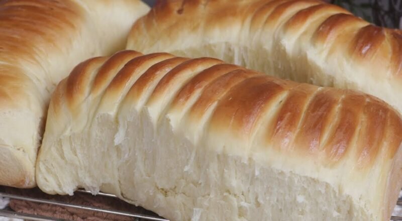 Pão caseiro fofinho saindo do forno
