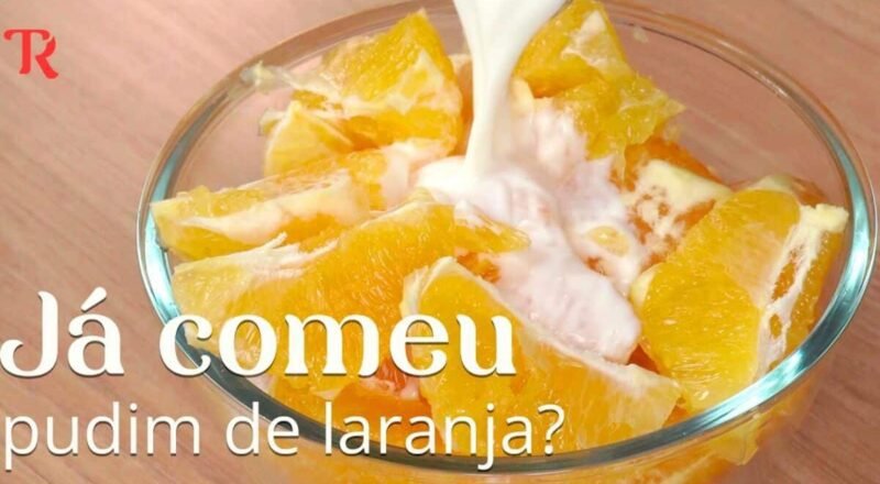 Pudim de laranja com frutas frescas ao redor