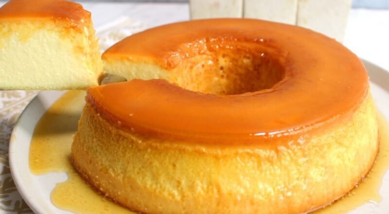 Pudim grande de leite em pó servido em uma forma caramelizada