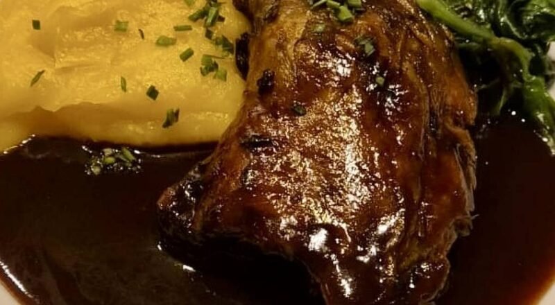 Ambiente acolhedor do Restaurante TonTon em São Paulo com mesas dispostas para uma experiência social agradável