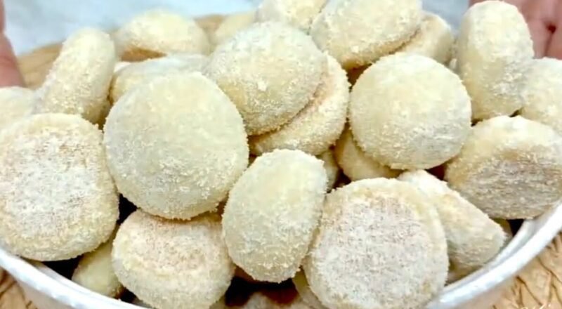 Biscoitinhos de Ninho frescos em um prato decorativo