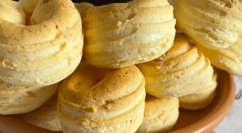 Biscoito de queijo fofinho com iogurte recém-assado