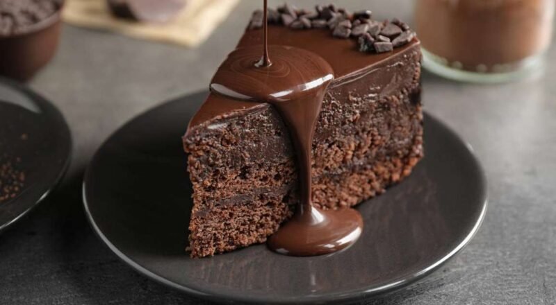 Bolo de chocolate de micro-ondas decorado com cobertura de chocolate e confeitos coloridos