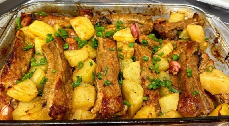 Costelinha de porco assada com batatas suculentas