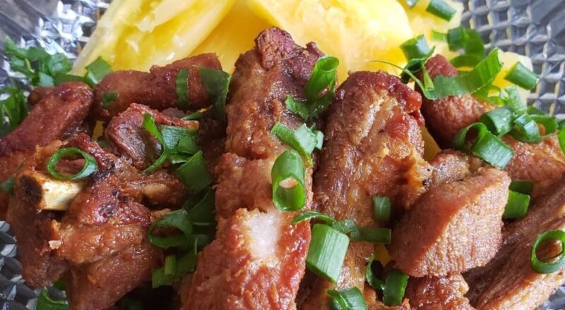 Costelinha de porco frita suculenta com mandioca cozida