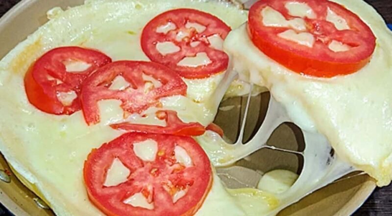 Lanche de frigideira saudável com muçarela e tomate