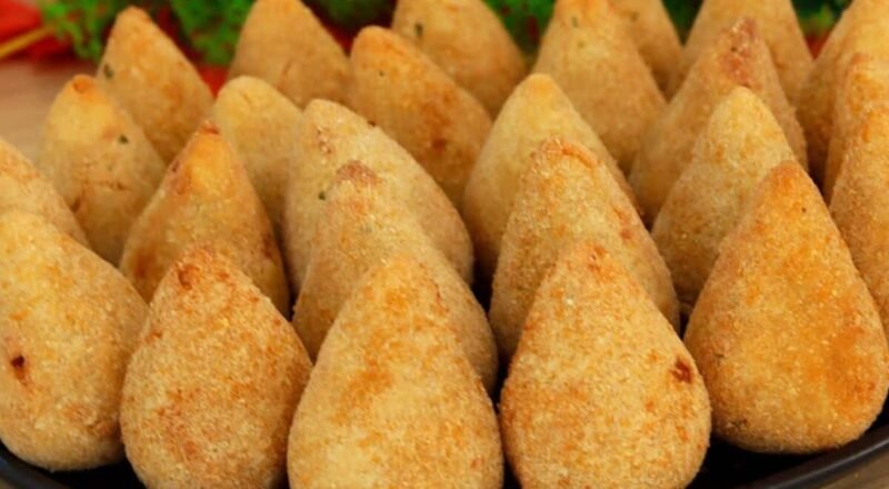 Mini coxinhas sequinhas com recheio delicioso servidas em um prato