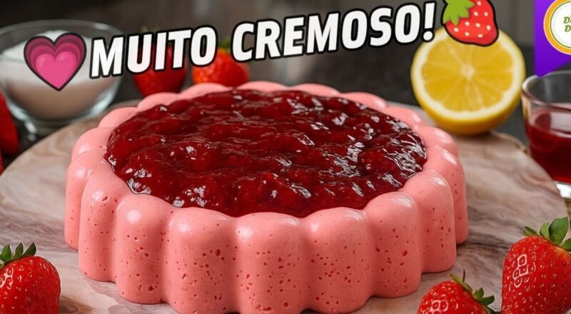 Mousse Danoninho servida em uma travessa com calda de morango