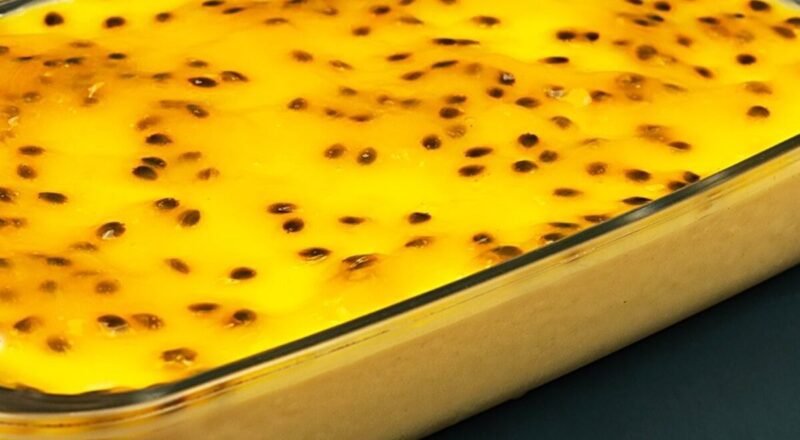 Mousse de maracujá cremosa decorada com calda de maracujá