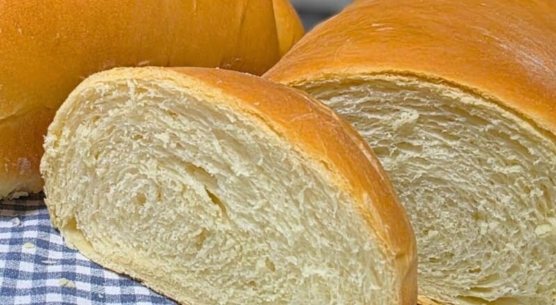 Pão caseiro fresco e macio saindo do forno