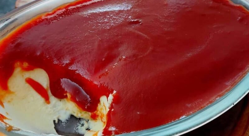 Sobremesa Romeu e Julieta de Travessa com camadas de creme e goiabada