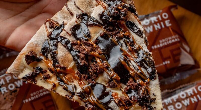 Pizza de brownie da Vignoli com calda de chocolate e caramelo salé