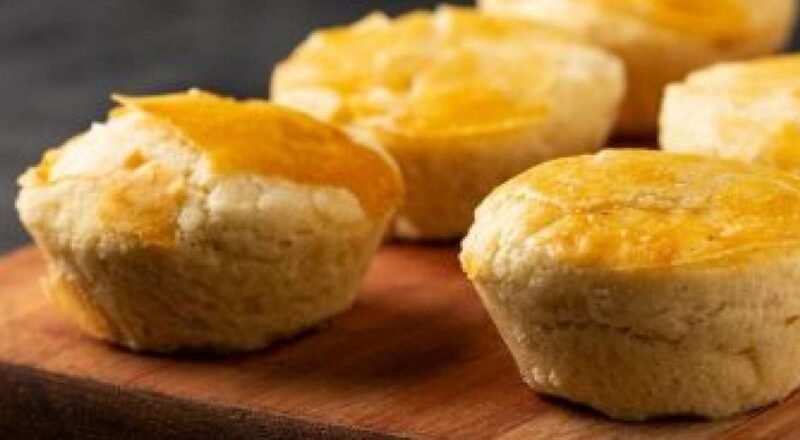 Empadinha de frango caseira com massa que desmancha, freshly baked and golden