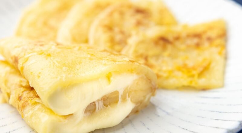 Pão de queijo de frigideira quentinho e apetitoso servido em um prato