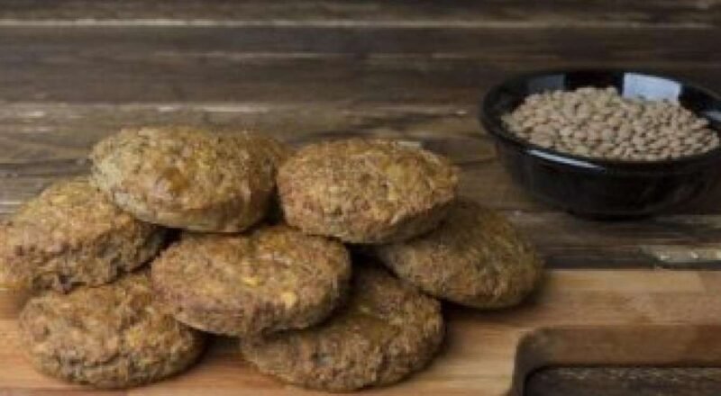 Hambúrguer vegetariano com molho de iogurte e hortelã