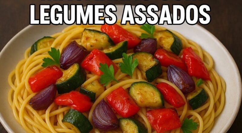 Macarrão penne com legumes assados, incluindo abobrinha, berinjela e tomatinho cereja, servido em um prato colorido.
