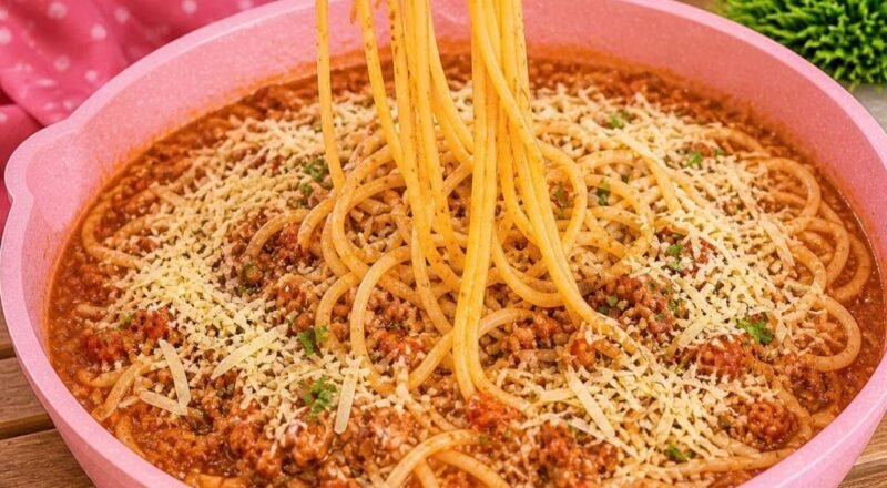 Macarrão cremoso com fraldinha e bacon servido em uma tigela
