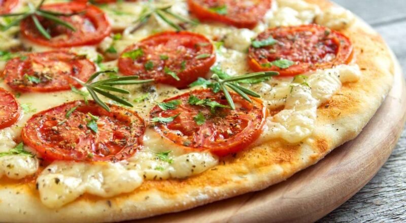 Massa de pizza de liquidificador pronta para assar com recheio