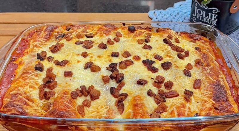 Panqueca de frango suculenta com molho vermelho