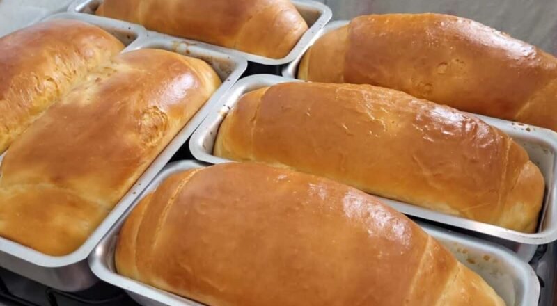 Pão caseiro gigante e macio saindo do forno