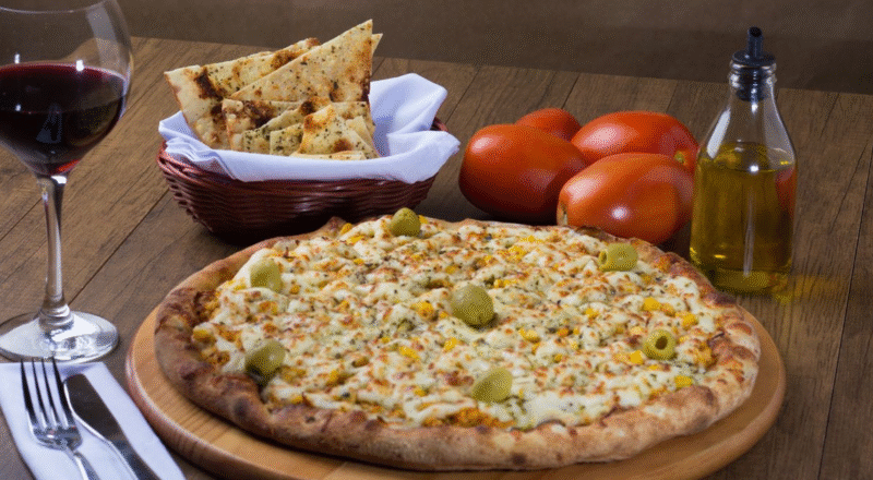 Pizza de liquidificador com recheio de calabresa, queijo e cebola