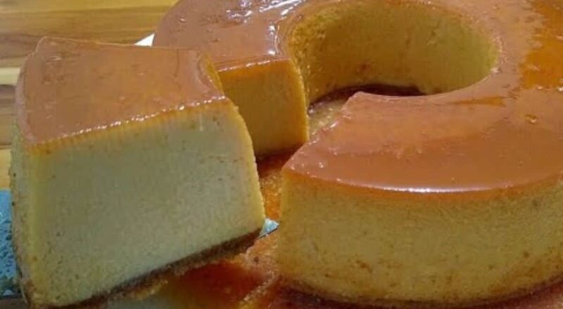 Pudim de paçoca cremoso servido em um prato decorado