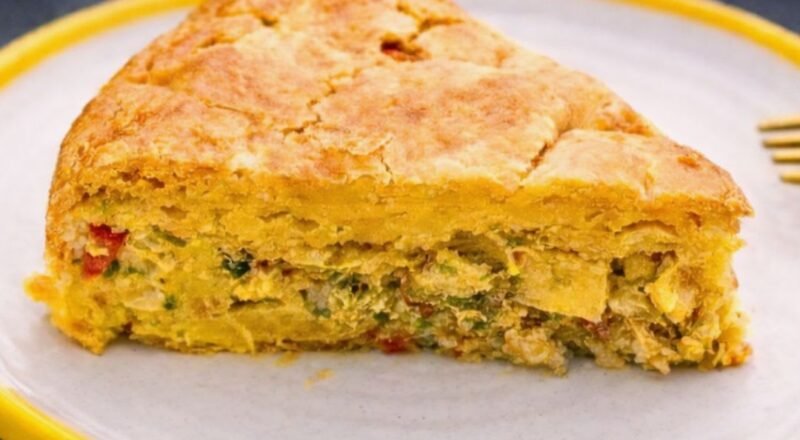 Torta de liquidificador de bacalhau pronta, decorada e servida em um prato