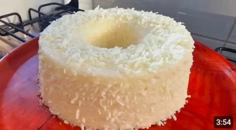 Bolo de Tapioca Granulada com Coco Cremoso
