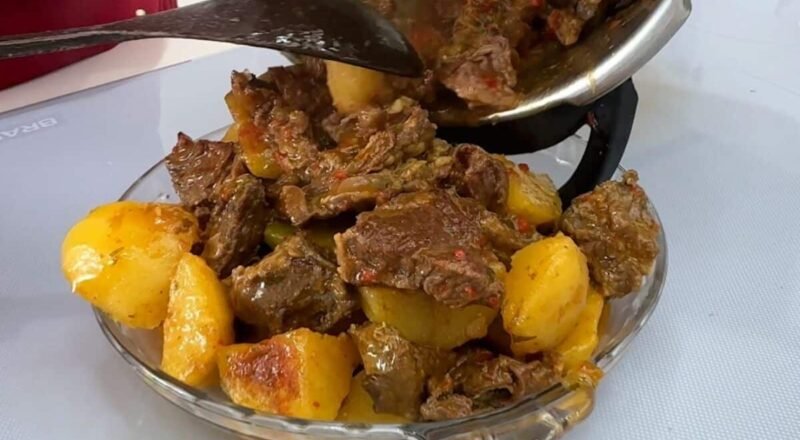 Carne de panela suculenta servida em uma travessa com verduras frescas.