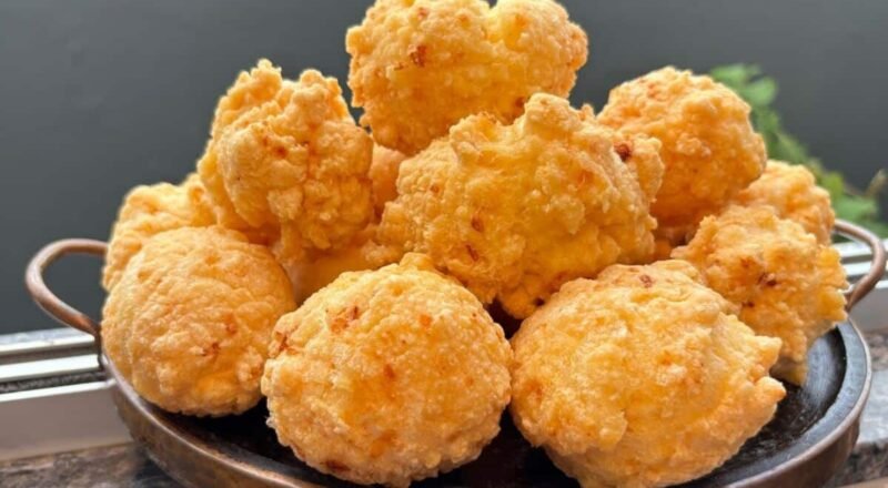 Pão de queijo frito crocante e puxento em um prato