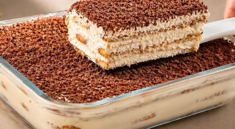 Pavê de limão refrescante em uma travessa, decorado com raspas de chocolate meio amargo