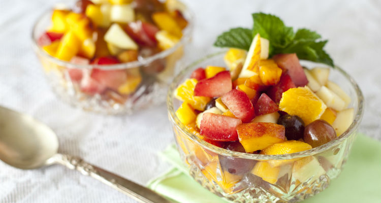 10 receitas saudáveis com frutas, incluindo saladas, shakes e sobremesas